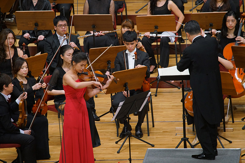 The outsanding performance by Music Director and Conductor Professor Liao Jiahong and the violin solo Huang Mei-Ching.
